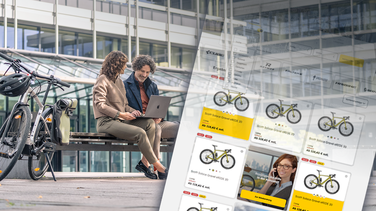 Zwei Personen sitzen vor einem Bürogebäude neben einem Fahrrad mit Laptop auf der Bank, daneben eine halbtransparente Einblendung eines Online-Fahrradshops mit Produktkarten.
